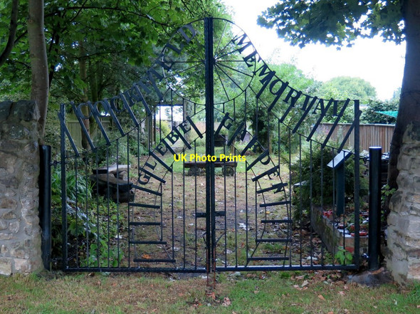 Photo 6"x4" Ornamental gates, Cockfield Memorial Glebe Garden Cockfield\/NZ1224 c2015