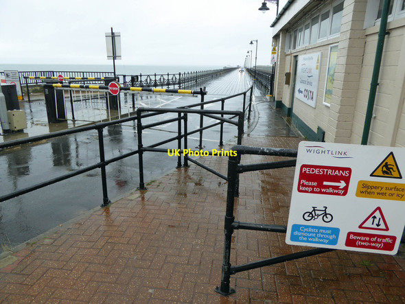 Photo 6"x4" A wet day on Ryde pier Ryde c2015