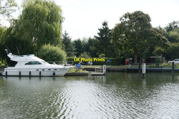 Photo 6"x4" Boat near the lock Mapledurham c2015