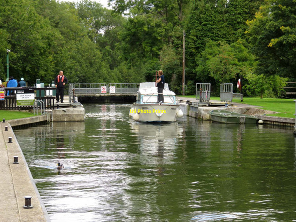 Photo 6"x4" A boat leaving Hurley Lock Danesfield c2015