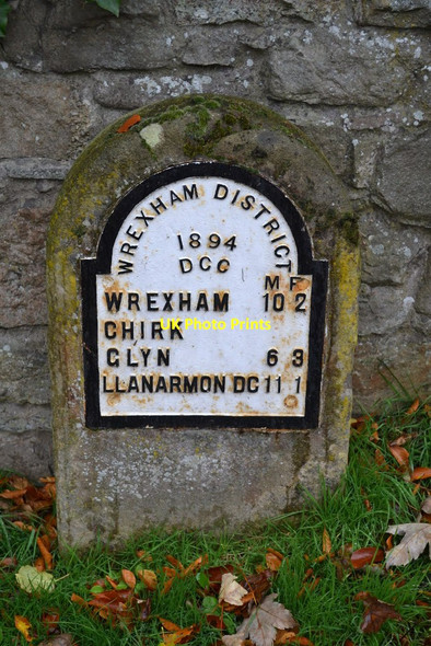 Photo 6"x4" Old Milestone Chirk\/Y Waun c2015