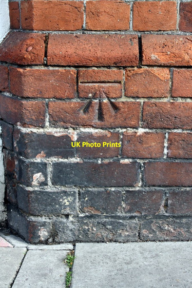 Photo 6"x4" Benchmark on #1 Reading Road, Lloyds Bank Henley-on-Thames c2015