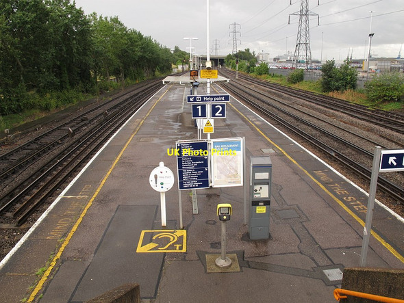 Photo 6"x4" Millbrook station platform Freemantle c2014