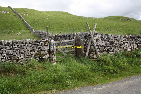 Photo 6"x4" Gateway to field at wall junction, Silverdale Road Studfold\/SD8170 c2015