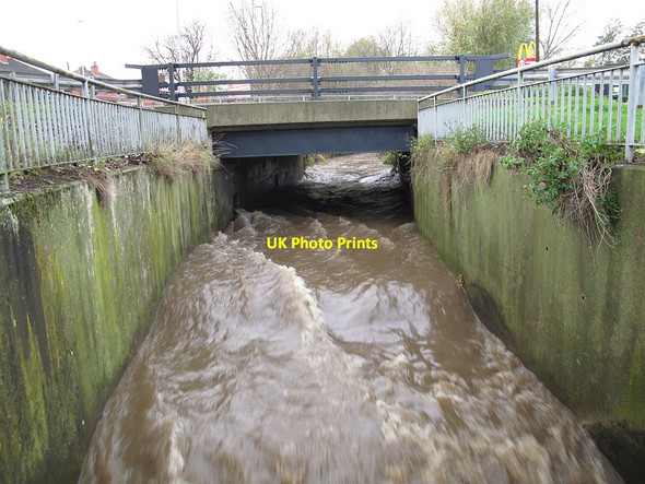 Photo 6"x4" Farnley Reservoir: high inflow (1) Gamble Hill c2015