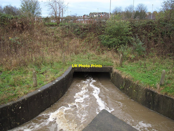Photo 6"x4" Farnley Reservoir: steady outflow Gamble Hill c2015