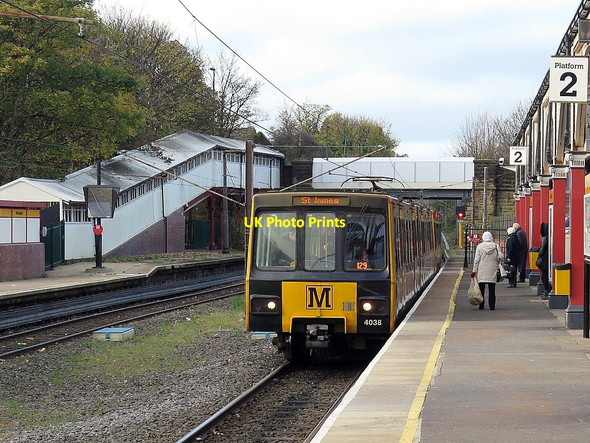 Photo 6"x4" Train at Monkseaton Metro Station Whitley Bay c2015