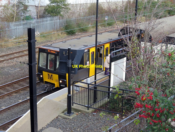Photo 6"x4" Train at Hebburn Metro Station (Platform 2) Hebburn c2015