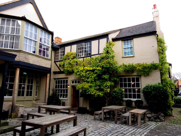 Photo 6"x4" The courtyard of the Crown and Thistle Abingdon c2015