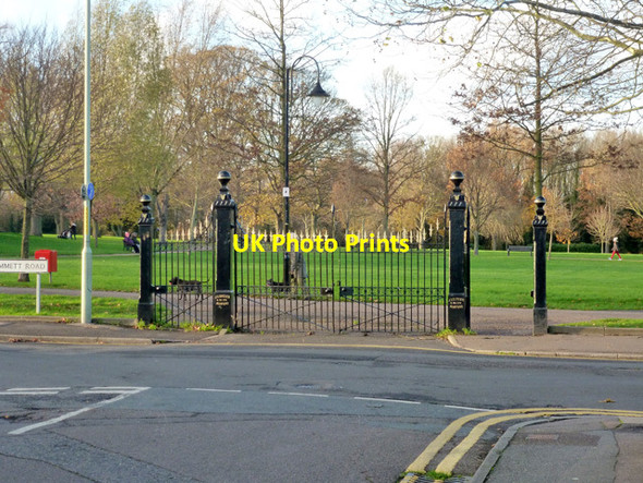 Photo 6"x4" Gates, Victoria Park, Ashford Ashford\/TR0042 c2015