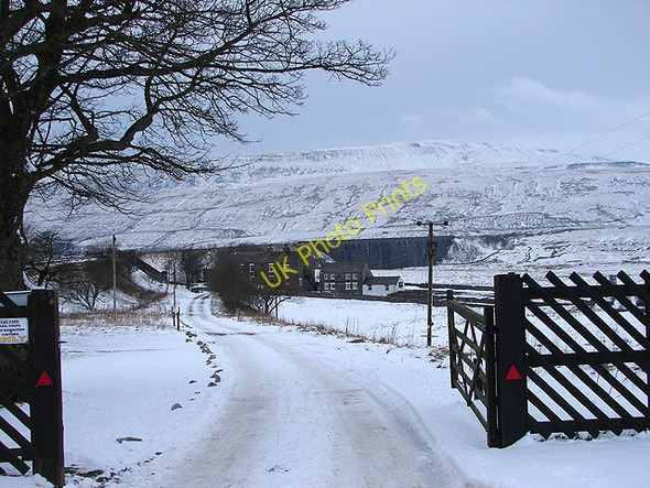 Photo 6"x4" The Station Inn, Ribblehead Viaduct and Whernside Ribble Head\/SD7779 c2009