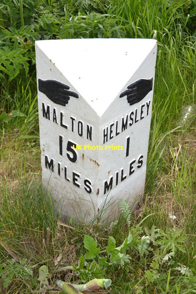 Photo 6"x4" Old Milepost Sproxton\/SE6181 c2015