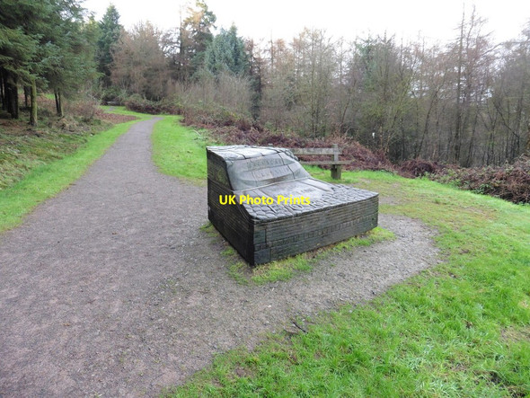 Photo 6"x4" Wooden sculpture on Staple Hill Feltham\/ST2317 c2015