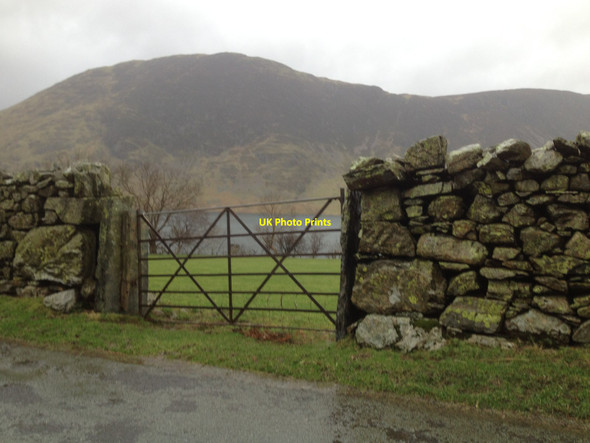 Photo 6"x4" Melbreak and Crummock Water through gate Buttermere\/NY1717 c2014