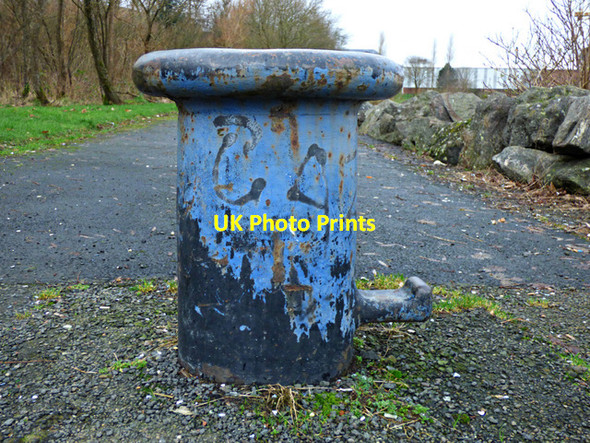 Photo 6"x4" Old shipyard bollard Port Glasgow c2016 P1