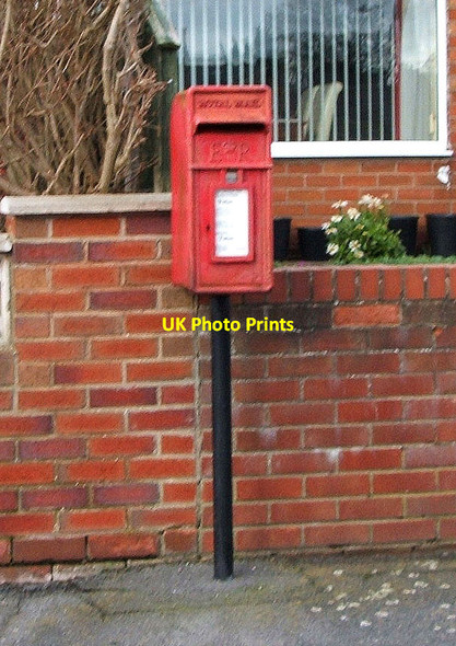 Photo 6"x4" Elizabeth II postbox on Scarborough Crescent, Bridlington Bridlington c2016