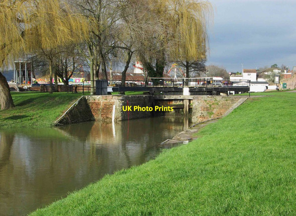 Photo 6"x4" High water level at entrance to wide lock, Stourport-on-Severn Stourport-on-Severn c2016