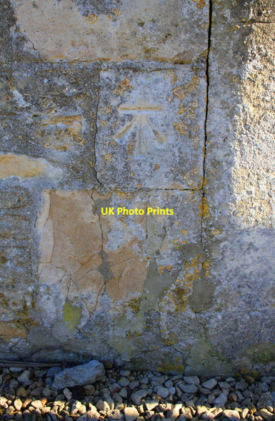 Photo 6"x4" Benchmark on 'The Cottage', New Yatt Lane New Yatt c2016