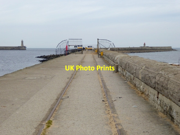 Photo 6"x4" South Pier at the mouth of the Tyne South Shields c2016