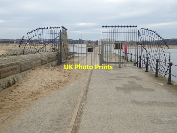 Photo 6"x4" Gates on the South Pier, mouth of the River Tyne South Shields c2016