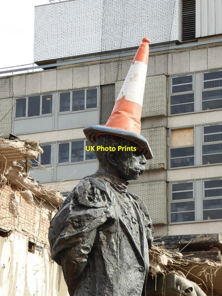 Photo 6"x4" Elgar statue complete with traffic cone Worcester c2016