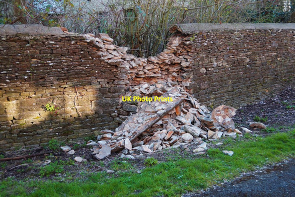 Photo 6"x4" Partially collapsed wall, Farm Mill Lane, Witney, Oxon Witney c2016