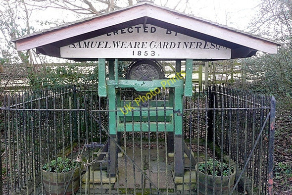 Photo 6"x4" Village well Collins End c2009