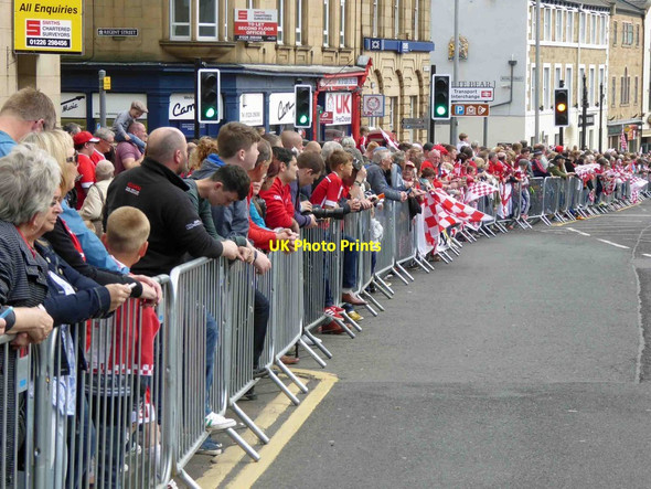 Photo 6"x4" Waiting for the parade Barnsley\/SE3406 c2016