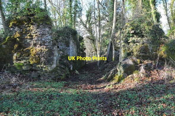 Photo 6"x4" Llangybi Castle Ton\/ST3696 c2011 P2
