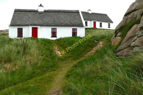 Photo 6"x4" Cruit Island - 2 of 10 Donegal Thatched Roof Cottages Kincaslough c2005