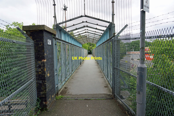Photo 6"x4" Footbridge over King George Avenue and London Underground Central Line Ilford\/TQ4486 c2017