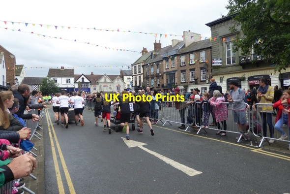 Photo 6"x4" Bed overtaking Knaresborough c2017