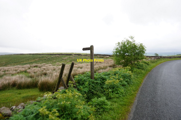 Photo 6"x4" 11-11am  Fingerpost on the B6479 Ribble Head\/SD7779 c2017