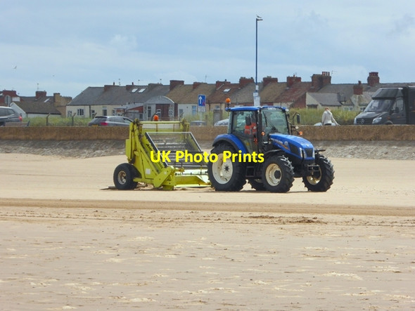 Photo 6"x4" Beach combing on Redcar beach Redcar\/NZ6124 c2017
