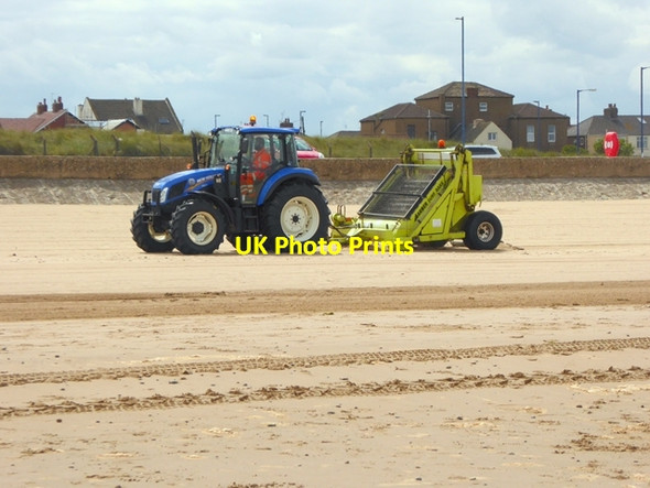 Photo 6"x4" Beach combing on Redcar beach Redcar\/NZ6124 c2017 P1