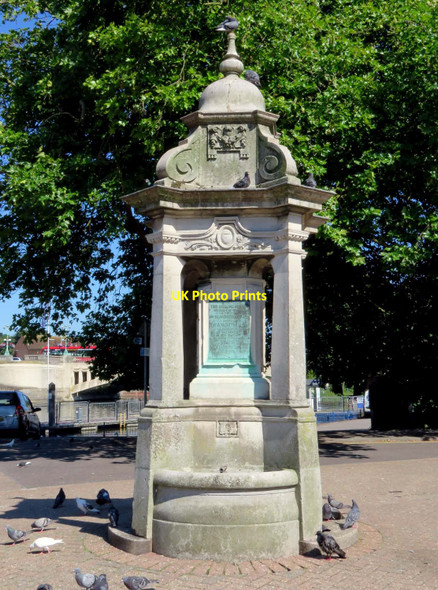 Photo 6"x4" Victorian drinking fountain near Caversham Bridge Reading c2017