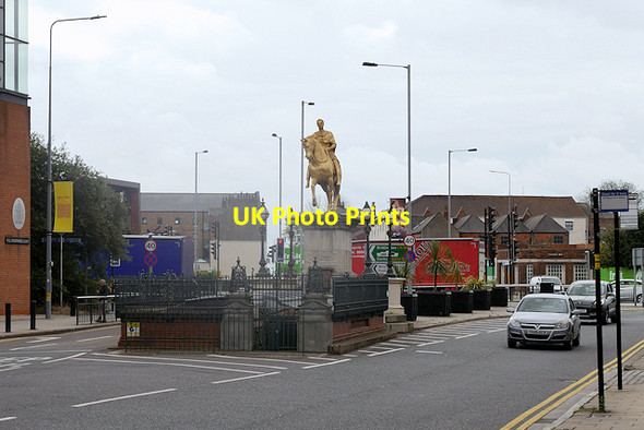 Photo 6"x4" Public Toilets and a Golden Statue, Market Place, Hull Kingston upon Hull c2017