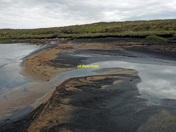 Photo 6"x4" Sand and peat beach, Loch an Sgeireich Mh\u00c3\u00b2ir, Isle of Lewis Loch an Sgeireich Mh\u00f2ir c2017