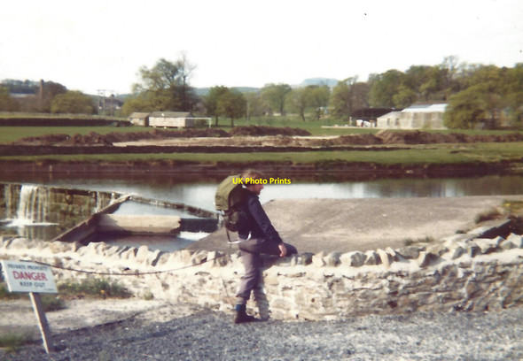 Photo 6"x4" River Ribble flows over a weir Settle c1980