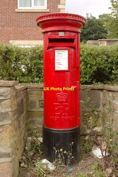 Photo 6"x4" Elizabeth II Postbox, Town Street, Middleton Beeston Park Side c2016