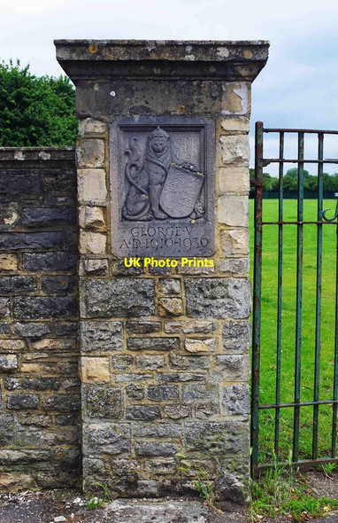 Photo 6"x4" Heraldic emblem, King George's Field, Newland, Witney, Oxon Witney c2016