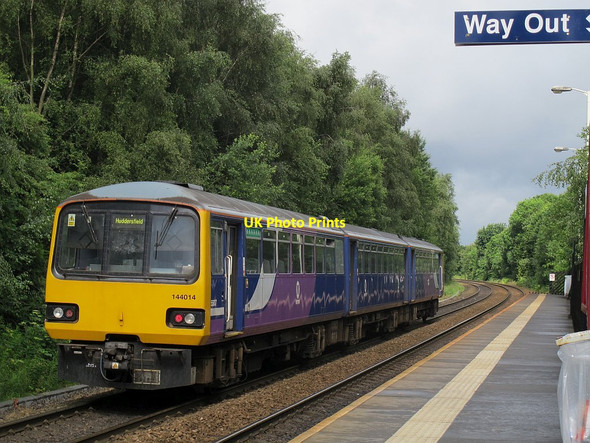 Photo 6"x4" Huddersfield train passing Bramley Pudsey\/SE2233 c2016
