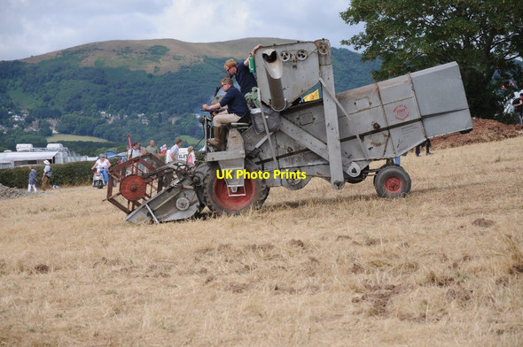 Photo 6"x4" A Claas combine harvester Hook Bank c2016