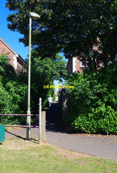 Photo 6"x4" Footpath from Alvescot Road Recreation Ground to Arkell Avenue, Carterton, Oxon Carterton\/SP2806 c2016