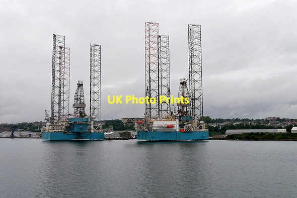 Photo 6"x4" Dundee Docks, Drilling Rigs at Prince Charles Wharf Craigie\/NO4231 c2016