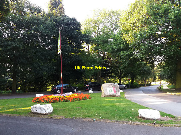 Photo 6"x4" Middleton Park - green flag Beeston Park Side c2016