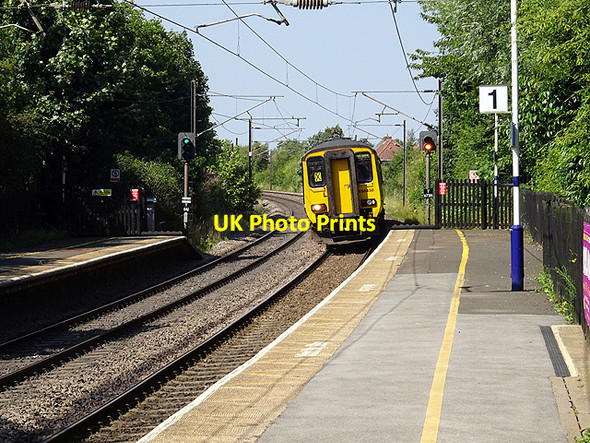Photo 6"x4" Train arriving at Cramlington Nelson Village c2016