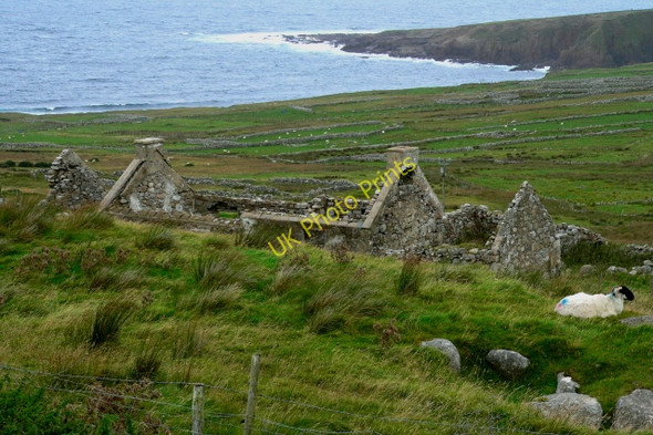 Photo 6"x4" Brinlack - Derelict cottage & Bloody Foreland Brinlack c2005