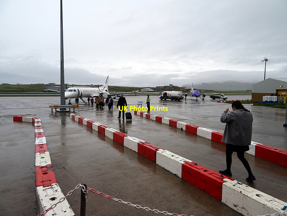 Photo 6"x4" Boarding an Aberdeen flight at Sumburgh Airport Eastshore c2016