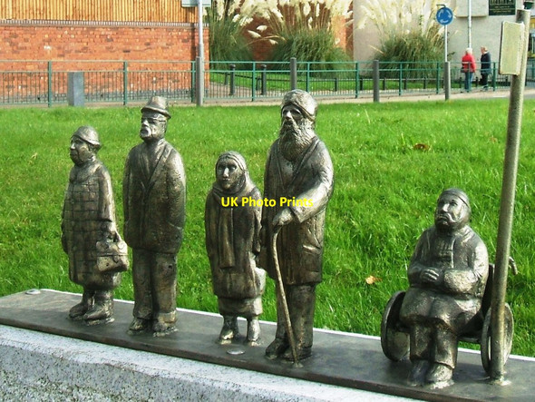 Photo 6"x4" Wednesfield 'Little Folk' waiting for the bus Wednesfield c2016